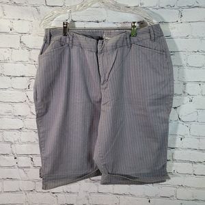 Venezia Gray Striped Burmuda/Capri Pants, Size 16